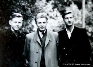 Su poetu Justinu Marcinkevičiumi 1955 m. Alytuje po susitikimo su moksleiviais